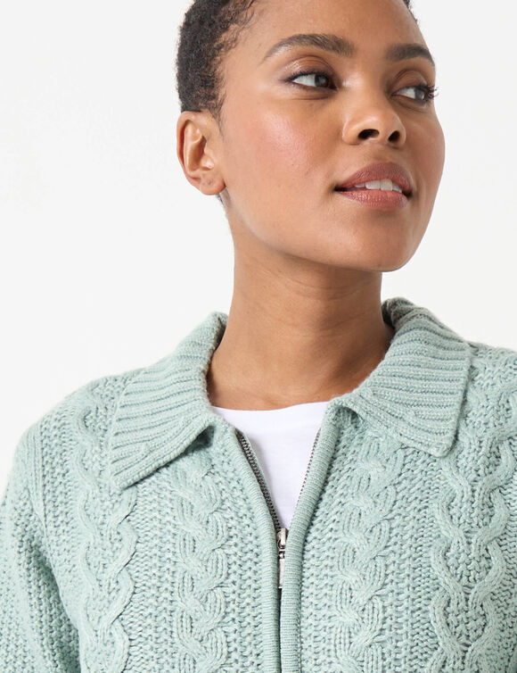 Gilet zippé col polo, maille torsadée (vert grisé) Gilet zippé col polo, maille torsadée (vert grisé)